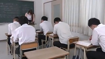 Chitose yura, a married woman teacher who gets wet 10 times in a cum class