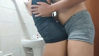 Novinha came back from the club all meladinha and took her ass in the bathroom